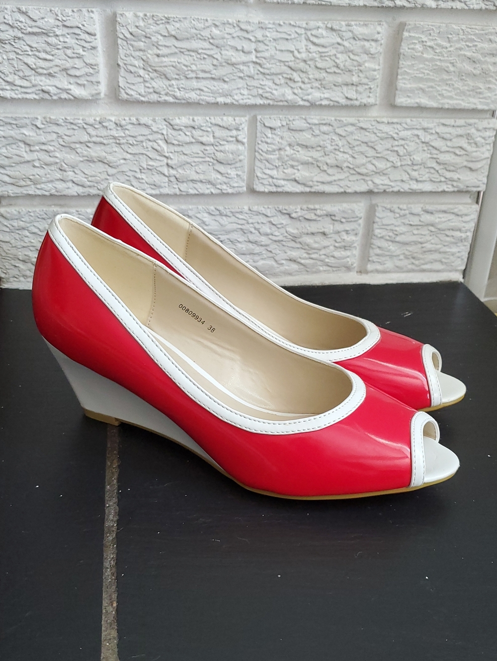T. Taccardi Patent Red & White Peep-Toe Wedge Pumps Sz 7.5 Retro Festive 90's